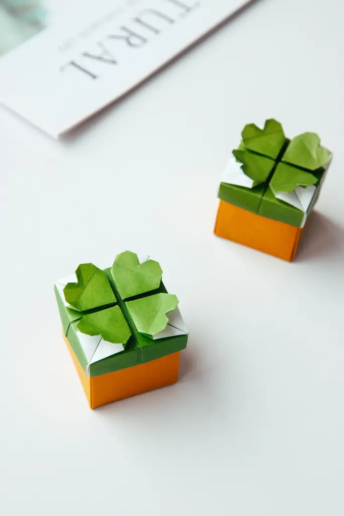 origami box with four leaf clover | origamiok.com